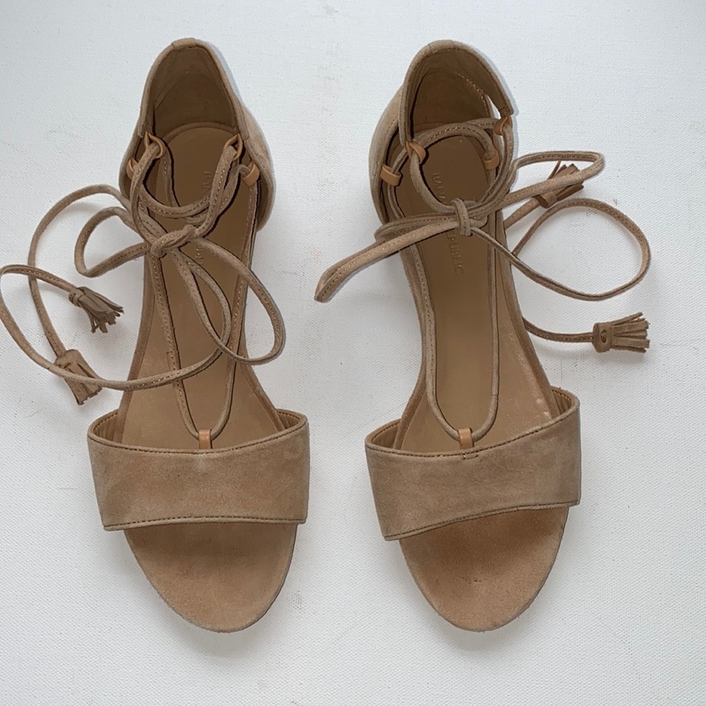 Women's Lace Up Sandal Shoe in Camel/Tan color. Banana Republic Factory.